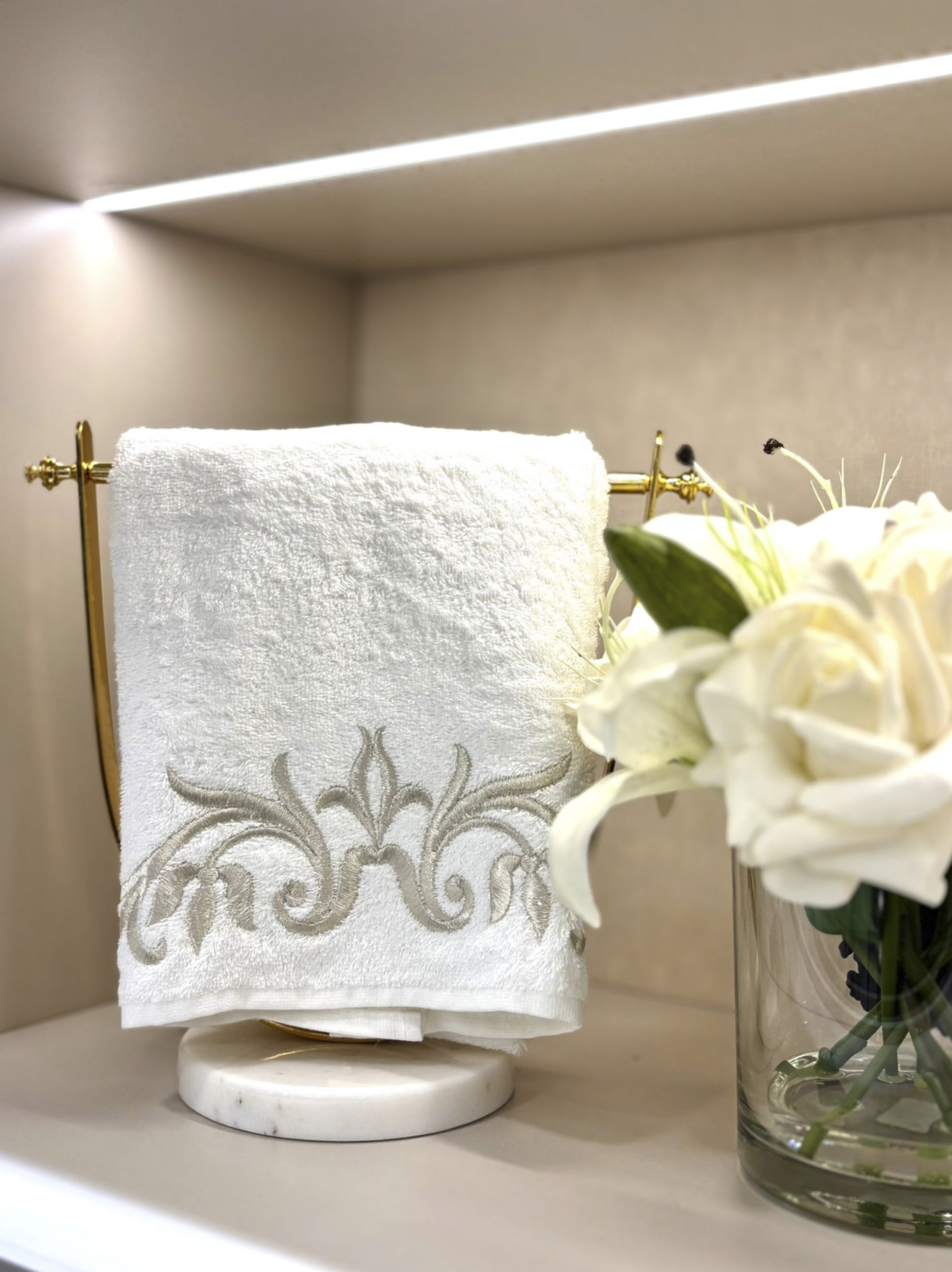 Gümüş Nakışlı Havlu