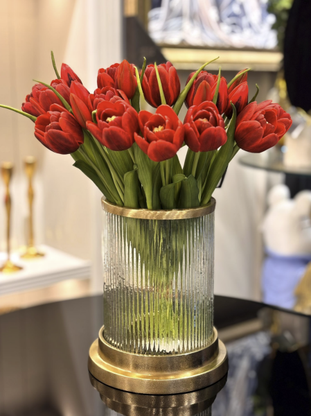 Islak Görünümlü Kırmızı Lale Demeti