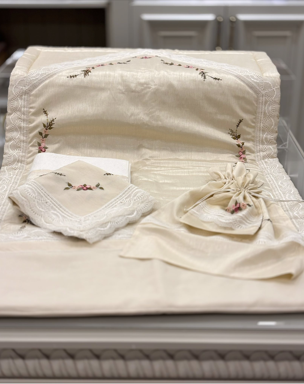 Krem Saten Rokokolu Namaz Seti