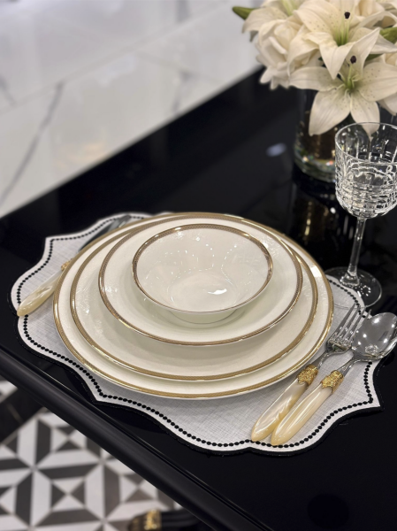 Ovalimsi Siyah Noktali Amerikan Servis