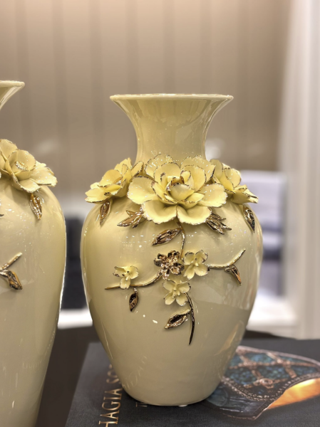 İthal Krem Seramik Çiçekli Tasarım Vazo