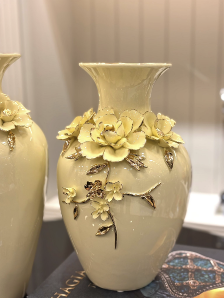 İthal Krem Seramik Çiçekli Tasarım Vazo